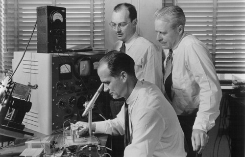 Bóng bán dẫn petahertz: Cuộc cách mạng công nghệ đã đến?